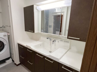 洗面リフォーム お掃除がしやすく、収納も充実した洗面化粧台