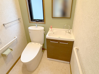 トイレリフォーム トイレ内に新設した使い勝手の良いコンパクトな洗面化粧台