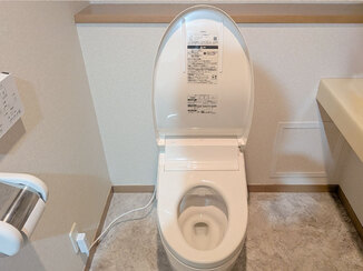 トイレリフォーム 空間が広く感じられる、すっきりしたデザインのトイレ